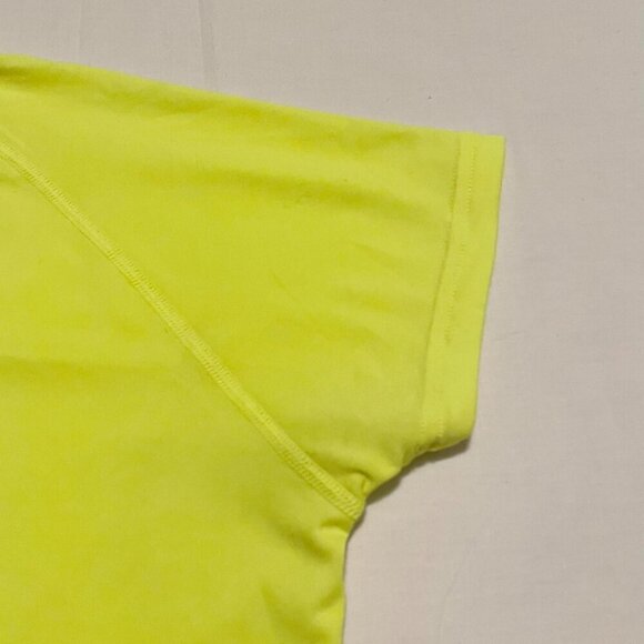 Under Armour Womens Shirt Size Small Heatgear Semi Fitted Tshirt Vneck - Picture 11 of 15